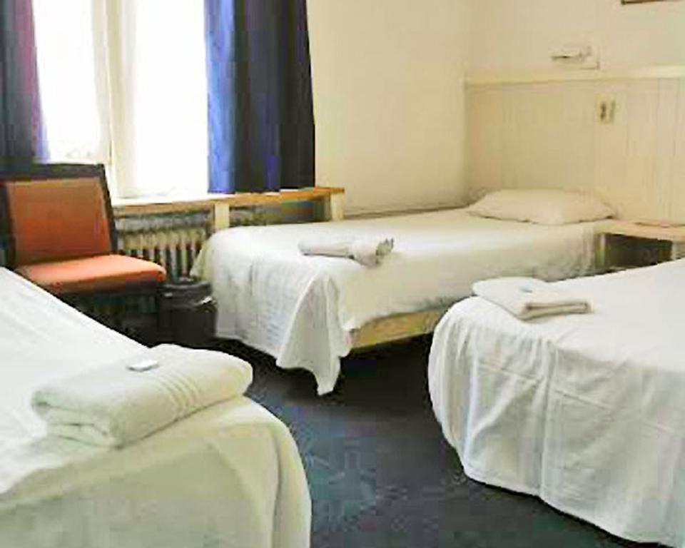 Dreibettzimmer mit eigenem Bad